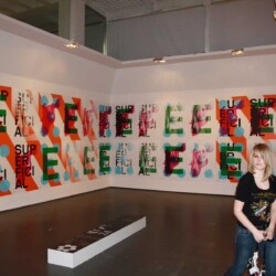 Eine Schülerin sieht sich eine Design Ausstellung an.